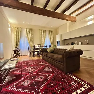 Lovely 2 Bedroom Nearby Piazza Maggiore Apartment